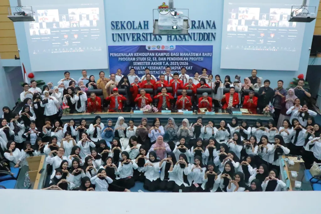 Ratusan mahasiswa baru bersama jajaran pimpinan dan dosen Fakultas Kesehatan Masyarakat Universitas Hasanuddin berfoto bersama usai kegiatan PKKMB Pascasarjana Semester Akhir 2025/2026 di Aula Prof. Dr. Ir. Fachruddin, Sekolah Pascasarjana Universitas Hasanuddin, Makassar, Rabu (25/2/2026), sebagai simbol semangat kolaborasi, integritas, dan komitmen ilmiah dalam mengawali perjalanan akademik Program S2, S3, dan angkatan perdana Pendidikan Profesi Dietisien.